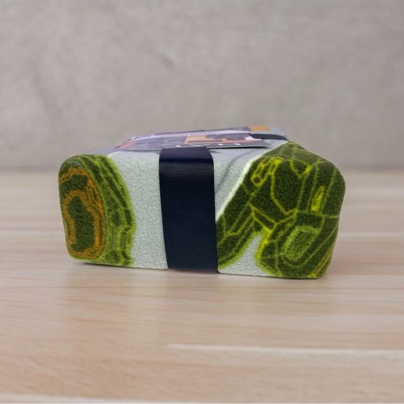 Halo Infinite Master Chief Plush BLANKET 40" x 50" FLEECE THROW Soft & Cozy New - Picture 6 of 6